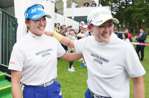 優勝した岩井明（右）は妹千怜と笑顔（撮影・鈴木みどり）