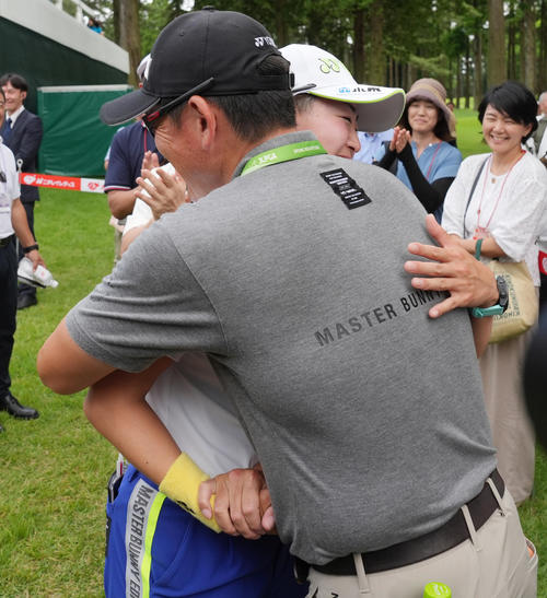 優勝した岩井明は父雄士さん（手前）と抱き合って喜ぶ（撮影・鈴木みどり）