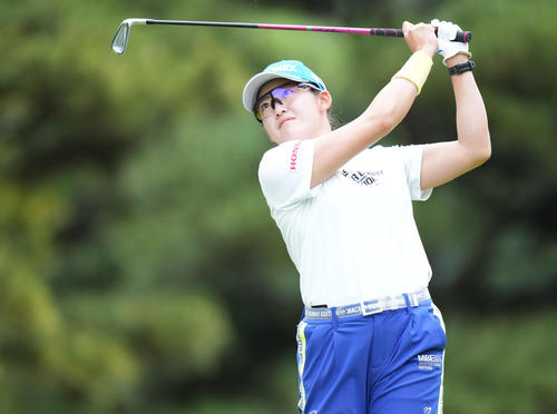 4番、ティーショットを放つ岩井千（撮影・鈴木みどり）