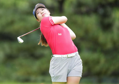 4番、ティーショットを放つ桜井（撮影・鈴木みどり）