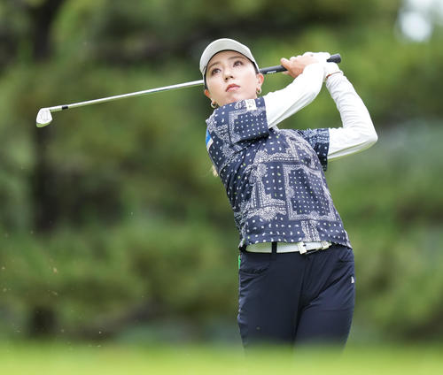 4番、ティーショットを放つ宮田（撮影・鈴木みどり）