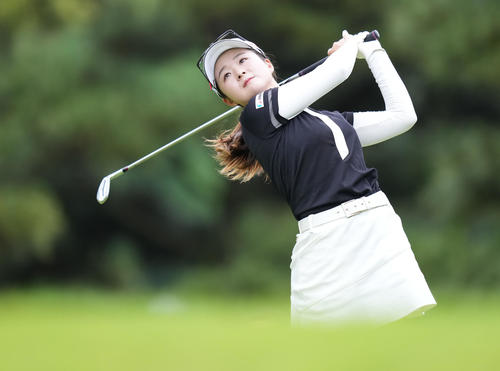 4番、ティーショットを放つ川崎（撮影・鈴木みどり）