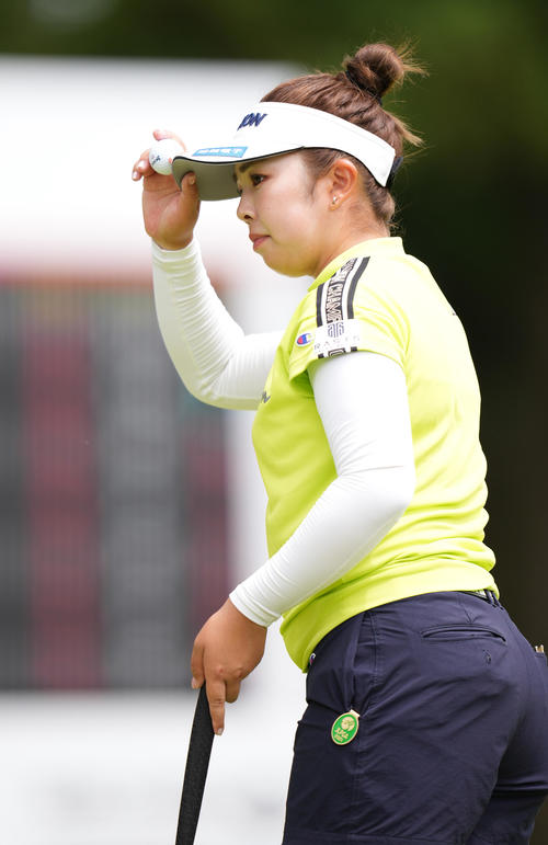 ホールアウトし声援に応える山下（撮影・鈴木みどり）