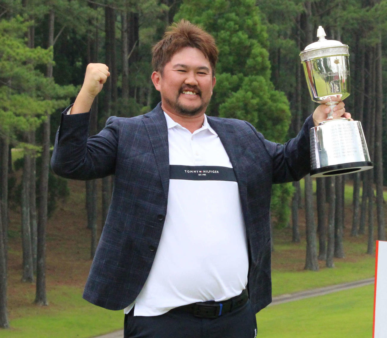 優勝トロフィーを手にガッツポーズする林拓希（撮影・菊川光一）
