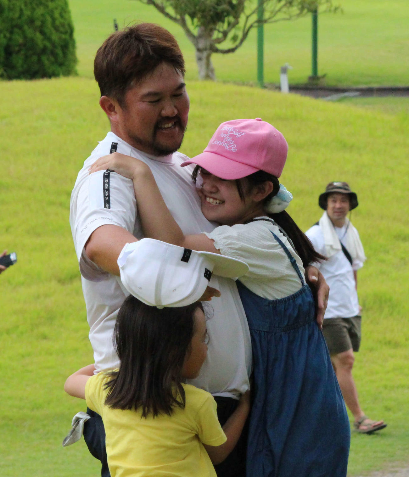 初優勝し、娘たちと抱き合って喜ぶ林拓希（撮影・菊川光一）