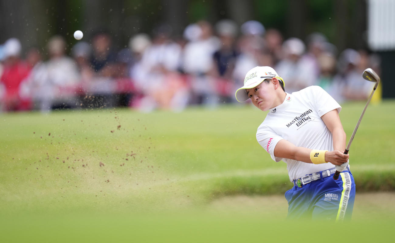 18番、バンカーショットを放つ岩井明（撮影・鈴木みどり）