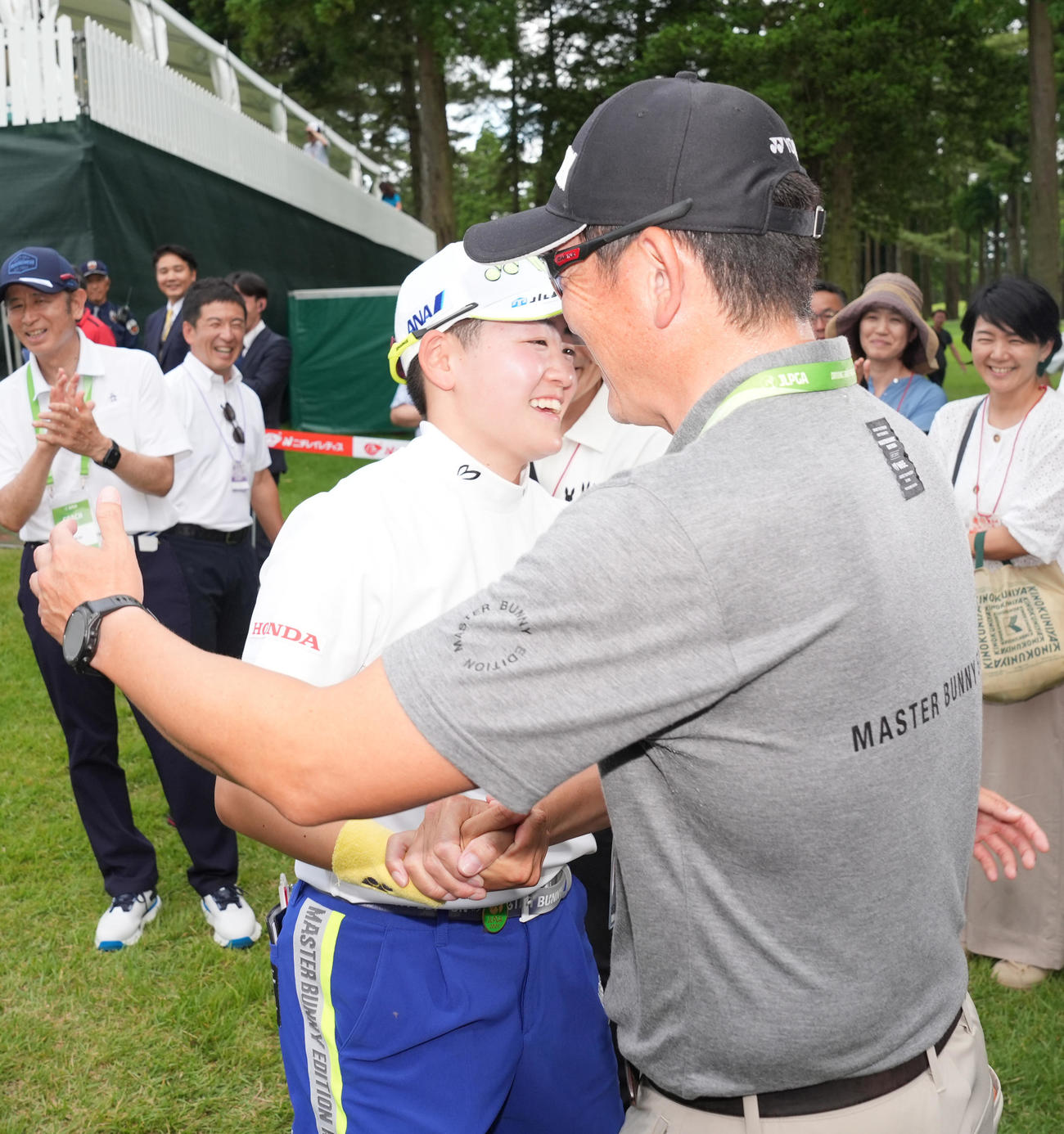 優勝した岩井明（左）は父雄士さんと抱き合って喜ぶ（撮影・鈴木みどり）