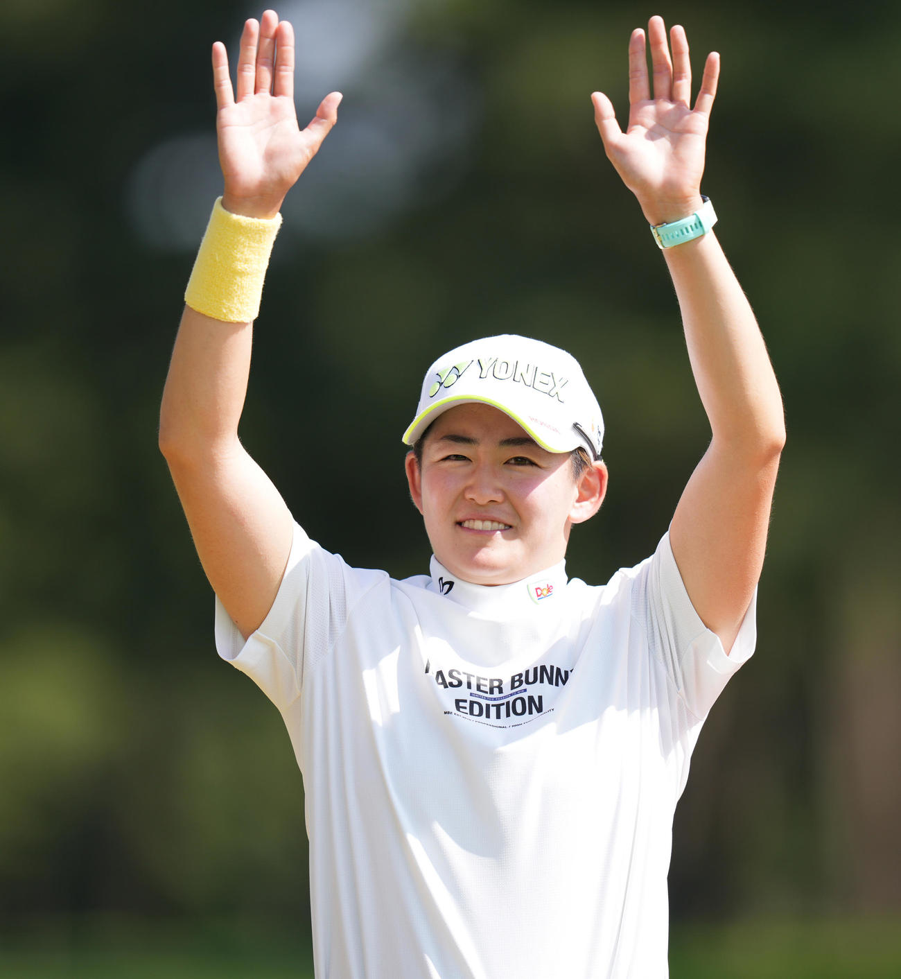 優勝した岩井明はファンの声援に応える（撮影・鈴木みどり）