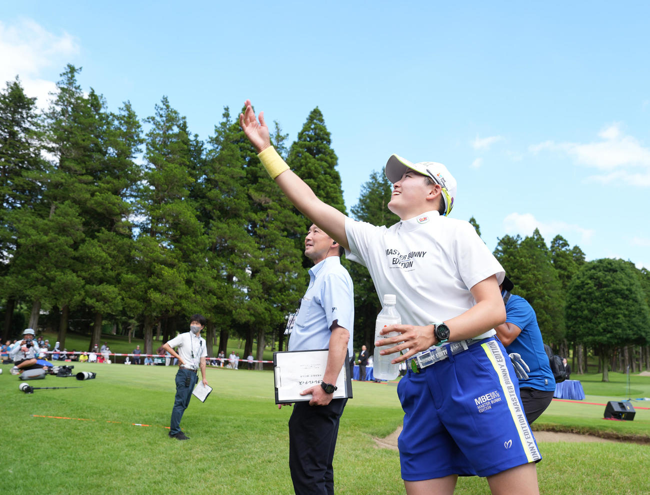 優勝した岩井明はファンにボールを投げ入れる（撮影・鈴木みどり）