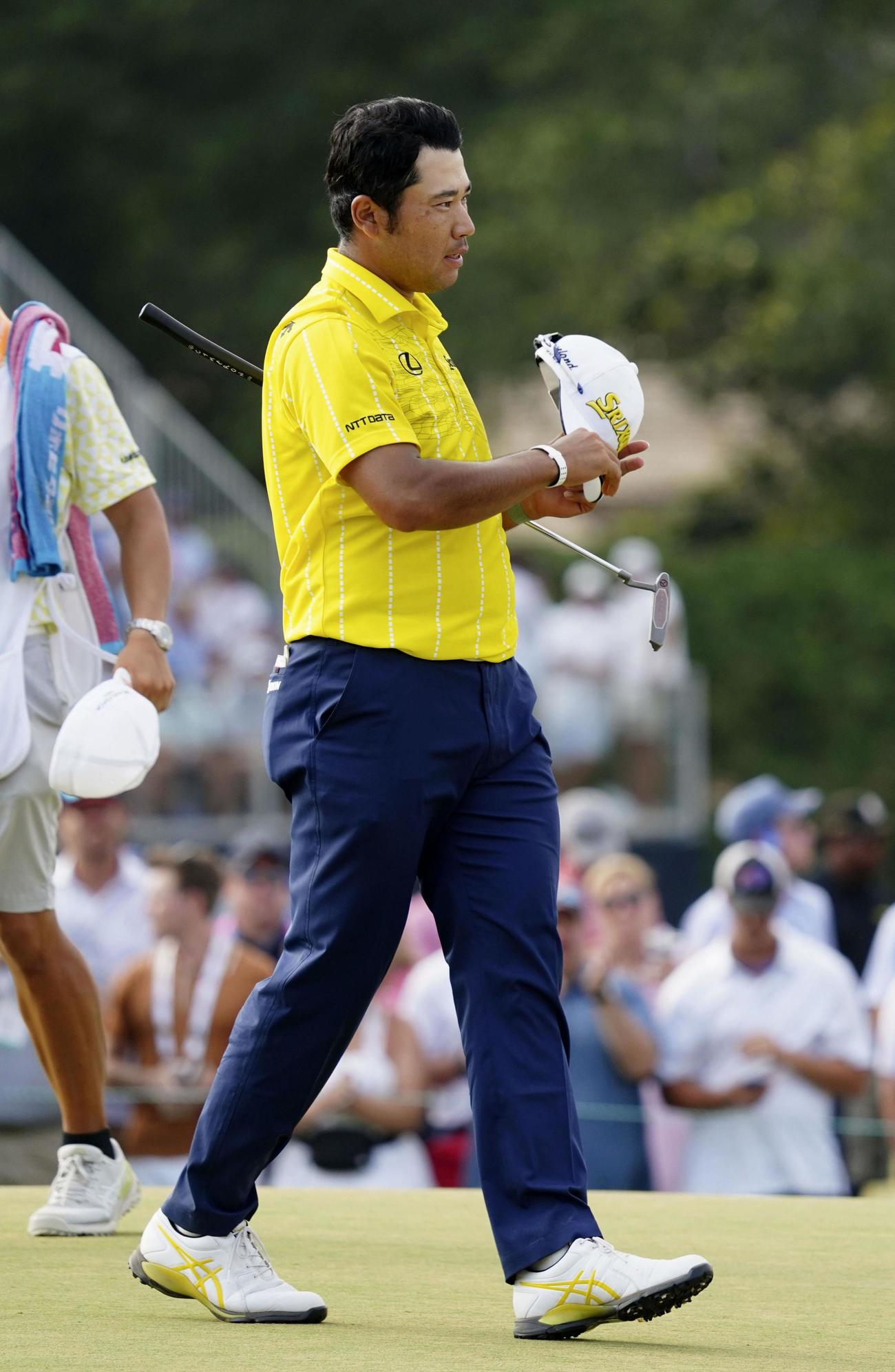 最終ラウンド、ホールアウトする松山英樹。通算2アンダーで6位（共同）