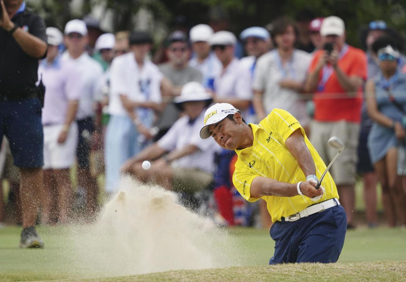 最終ラウンド、12番でバンカーショットを放つ松山英樹。通算2アンダーで6位（共同）