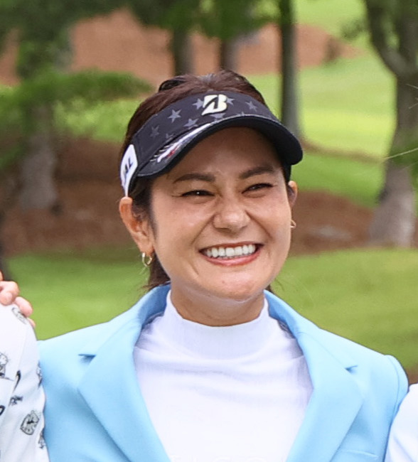 スタートセレモニーで写真に納まる、左から岩井明、岩井千、宮里アンバサダー、山下（撮影・上山淳一）