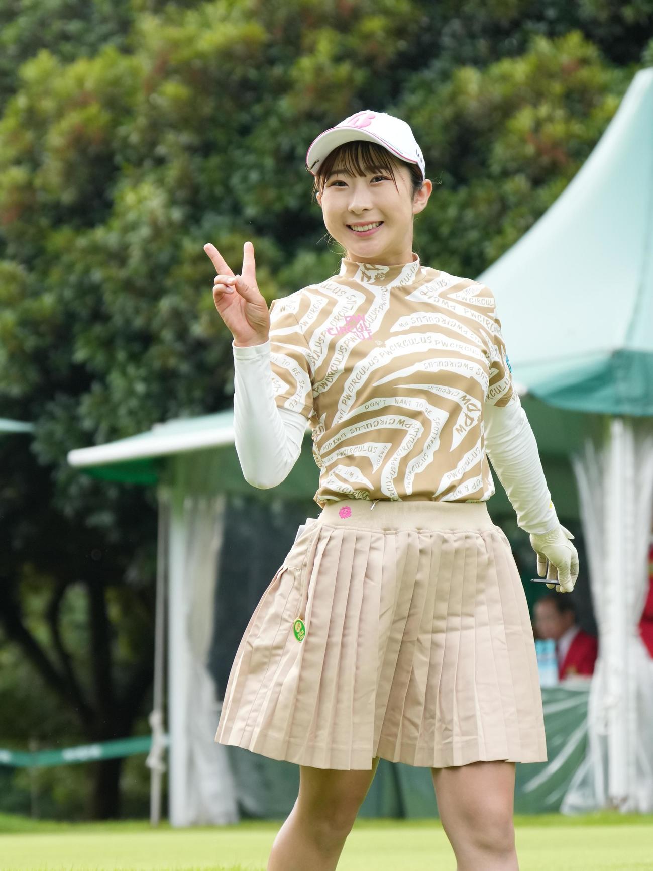 10番、ピースする永嶋（撮影・小沢裕）