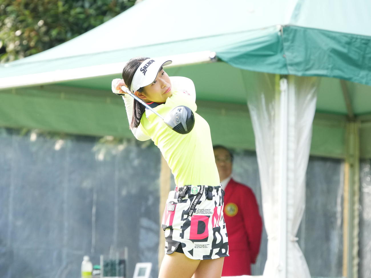 10番、ティーショットを放つ吉本（撮影・小沢裕）