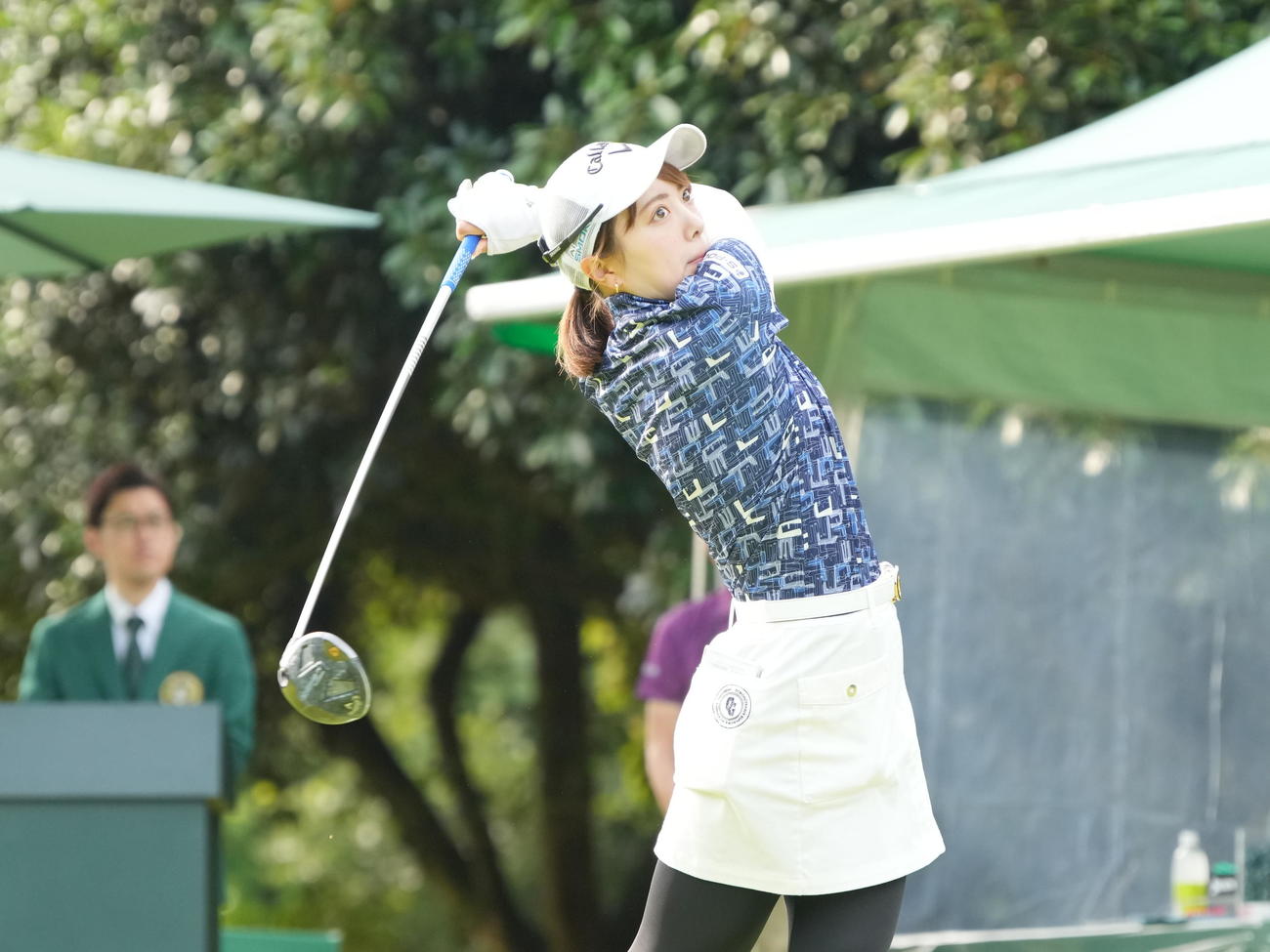10番、ティーショットを放つ河村（撮影・小沢裕）