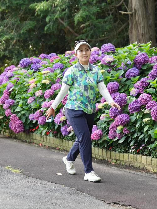 10番ティーへ向かう青木（撮影・小沢裕）