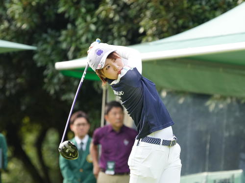 10番、ティーショットを放つ小野（撮影・小沢裕）