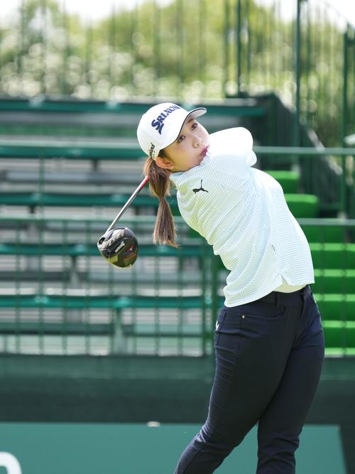 10番、ティーショットを放つ内田（撮影・小沢裕）