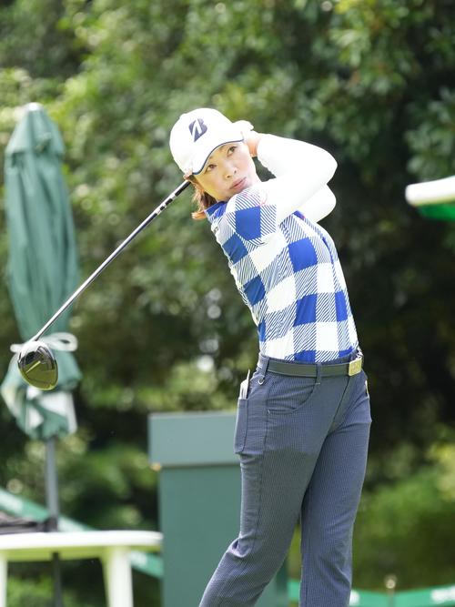 10番、ティーショットを放つ西山（撮影・小沢裕）