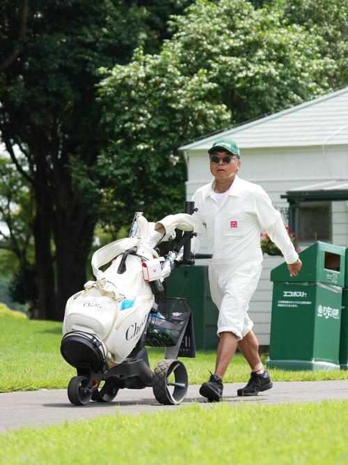 10番、臼井のキャディーを務める片山（撮影・小沢裕）