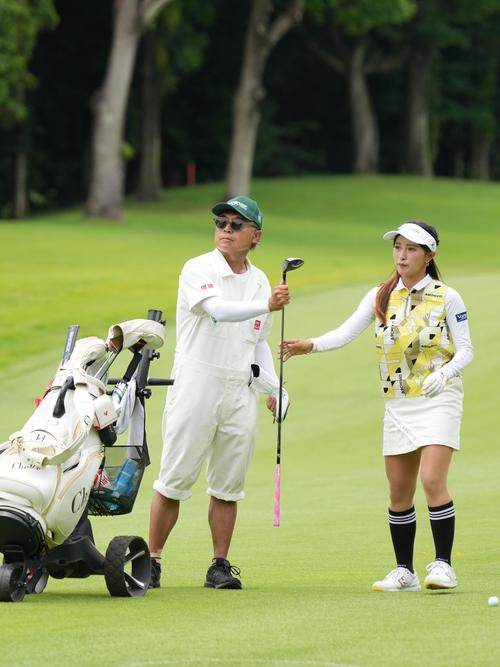 18番、第2打で臼井麗香（右）にクラブを手渡すキャディーの片山晋呉