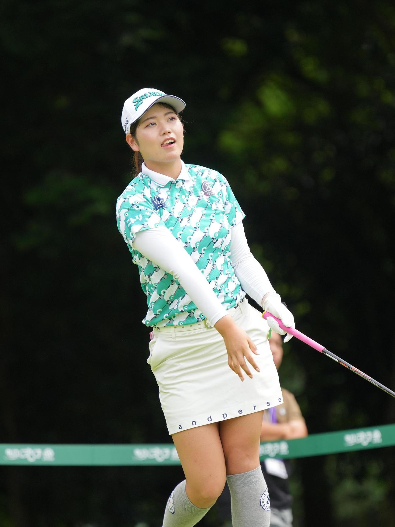 14番、ティーショットを放つ桜井（撮影・小沢裕）
