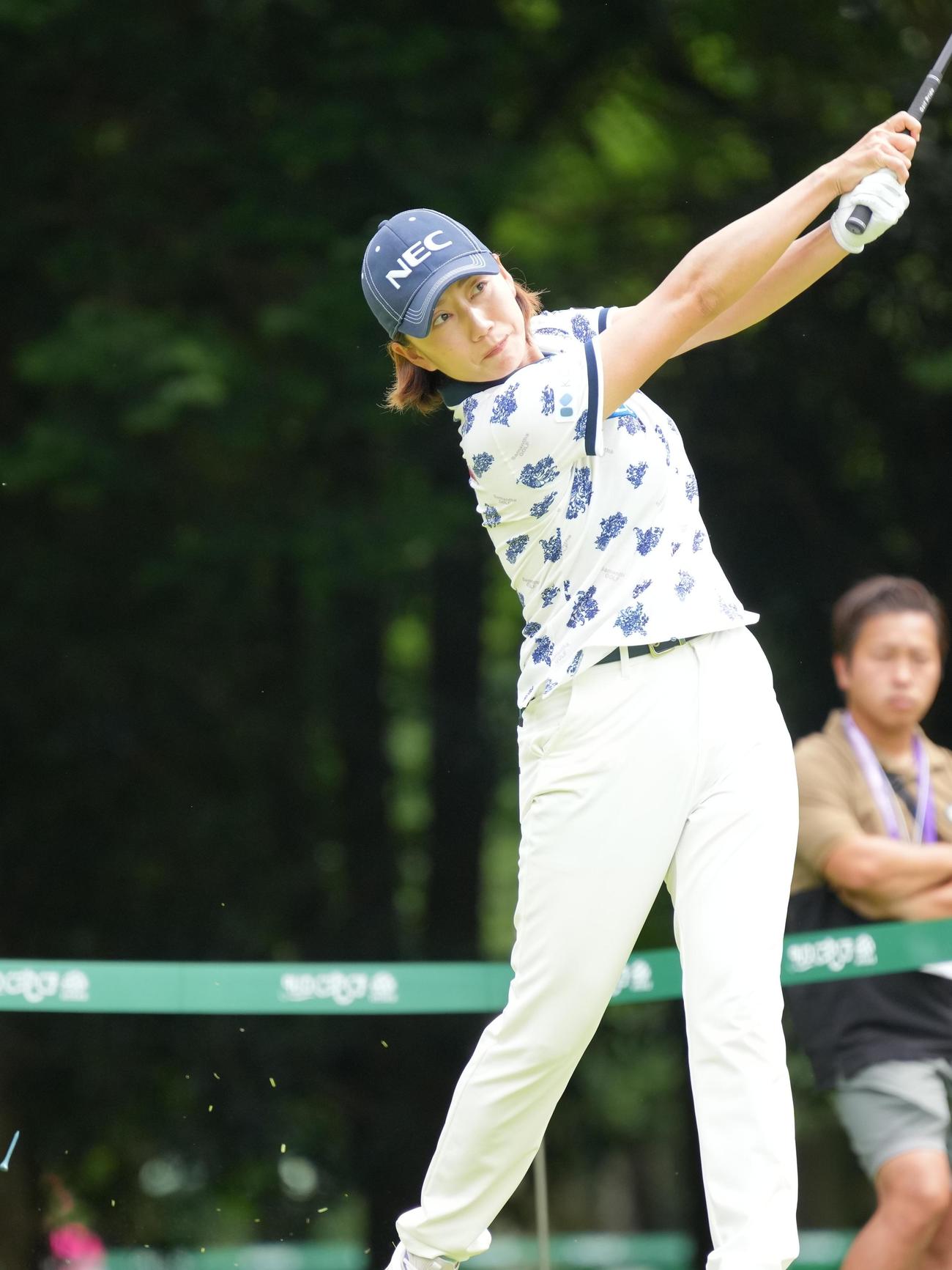 14番、ティーショットを放つ原江（撮影・小沢裕）