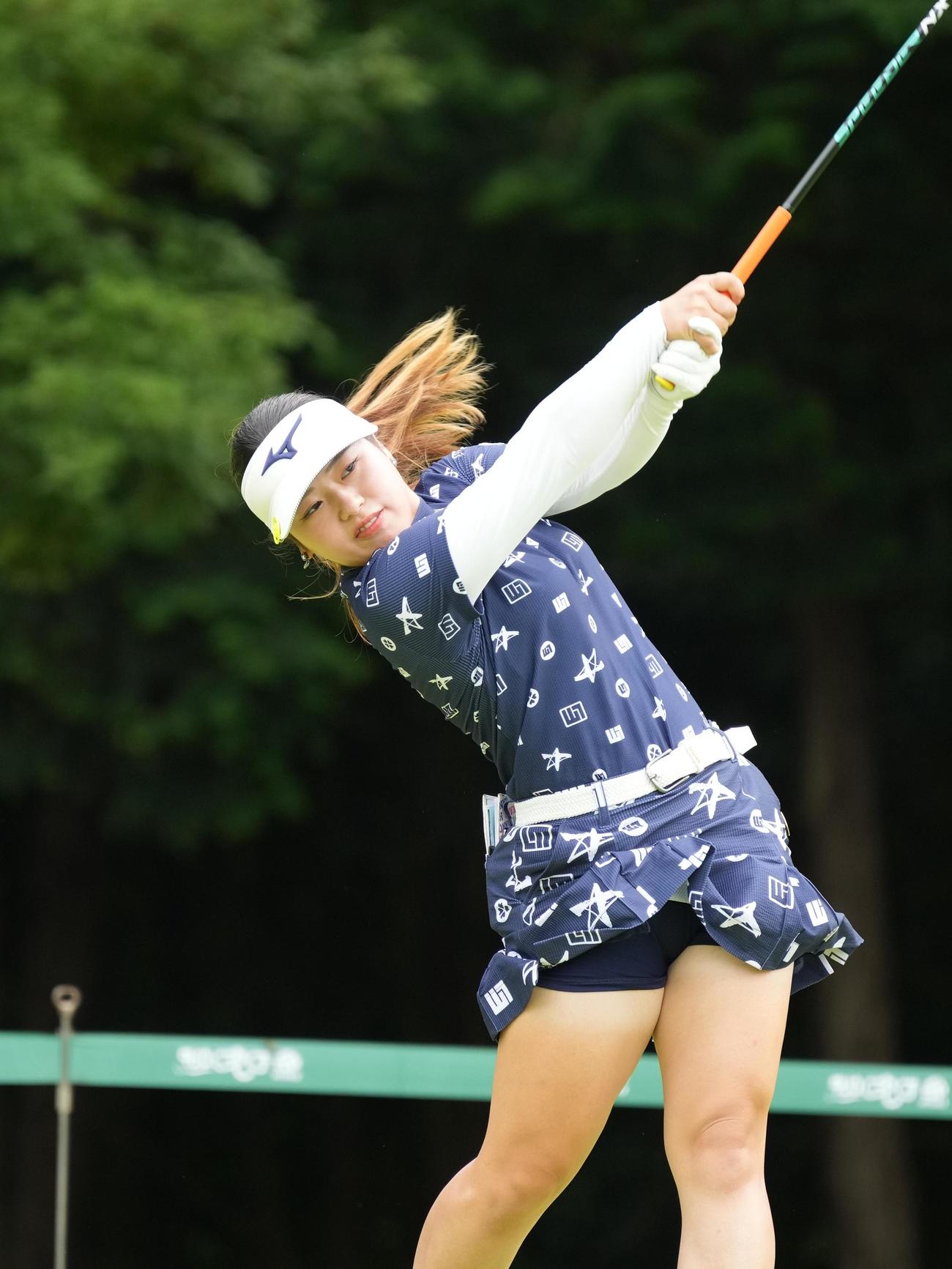 14番、ティーショットを放つ仲村（撮影・小沢裕）