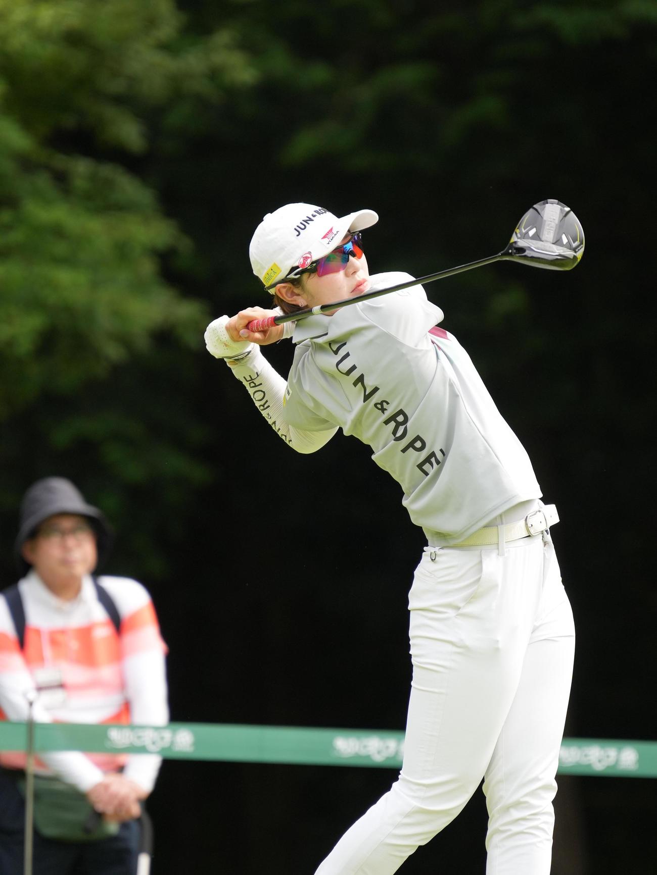 14番、ティーショットを放つ蛭田（撮影・小沢裕）