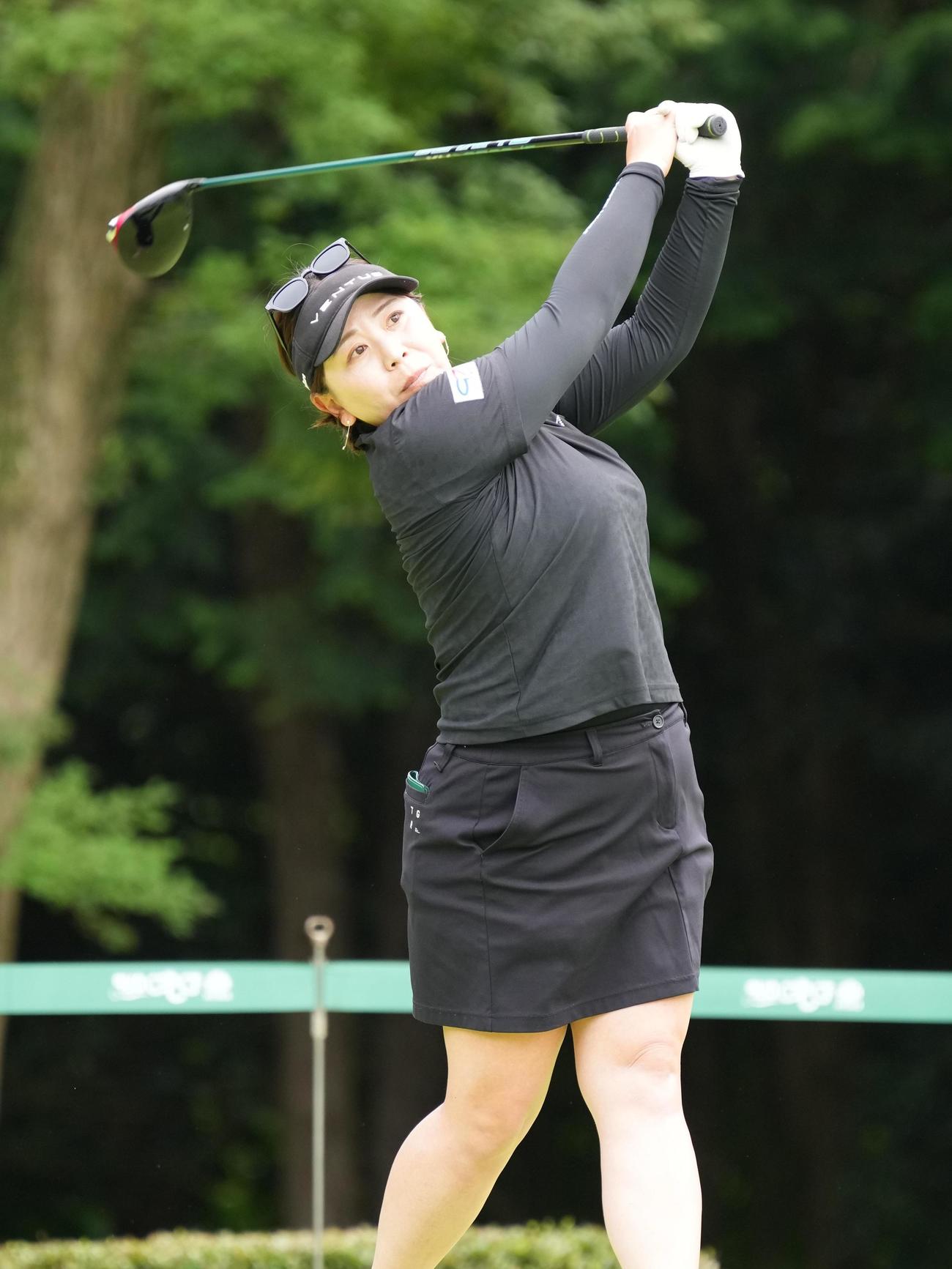 14番、ティーショットを放つ吉田（撮影・小沢裕）