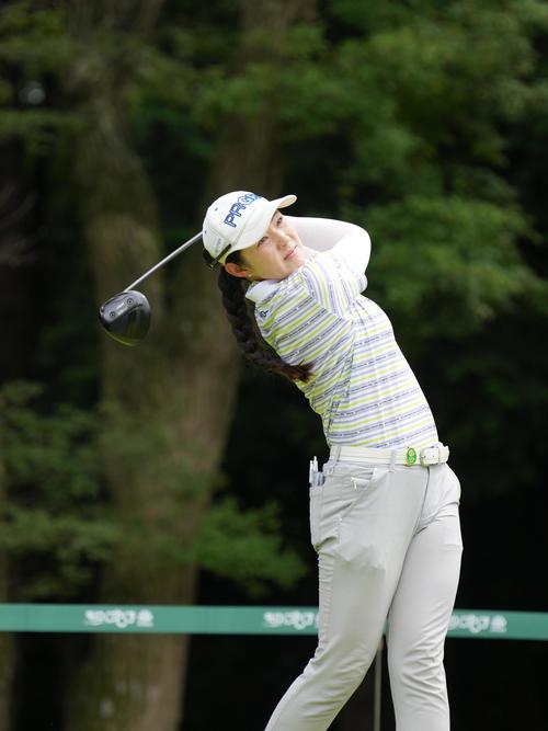 14番、ティーショットを放つ辻（撮影・小沢裕）