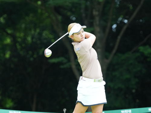 14番、ティーショットを放つ森井（撮影・小沢裕）