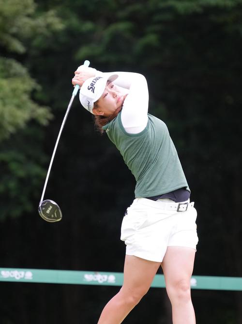 14番、ティーショットを放つ荒川（撮影・小沢裕）