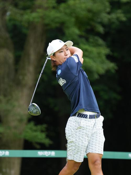 14番、ティーショットを放つ野沢（撮影・小沢裕）