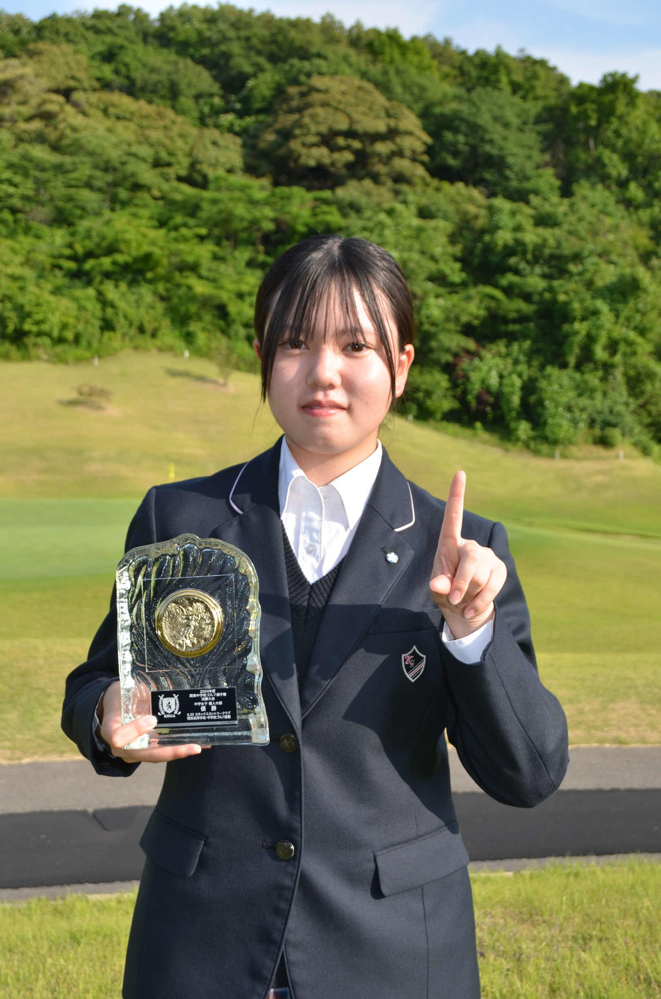 優勝してNo．1ポーズを決める佐藤陽花