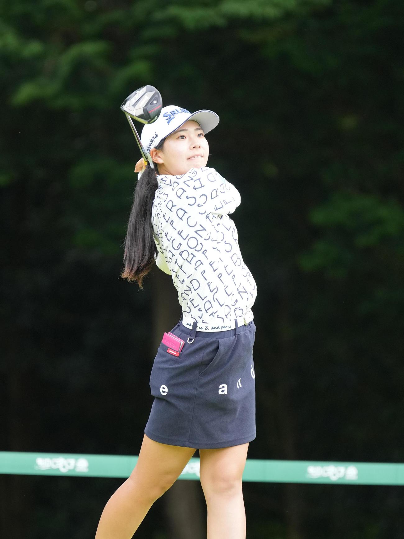 14番、ティーショットを放つ菅（撮影・小沢裕）