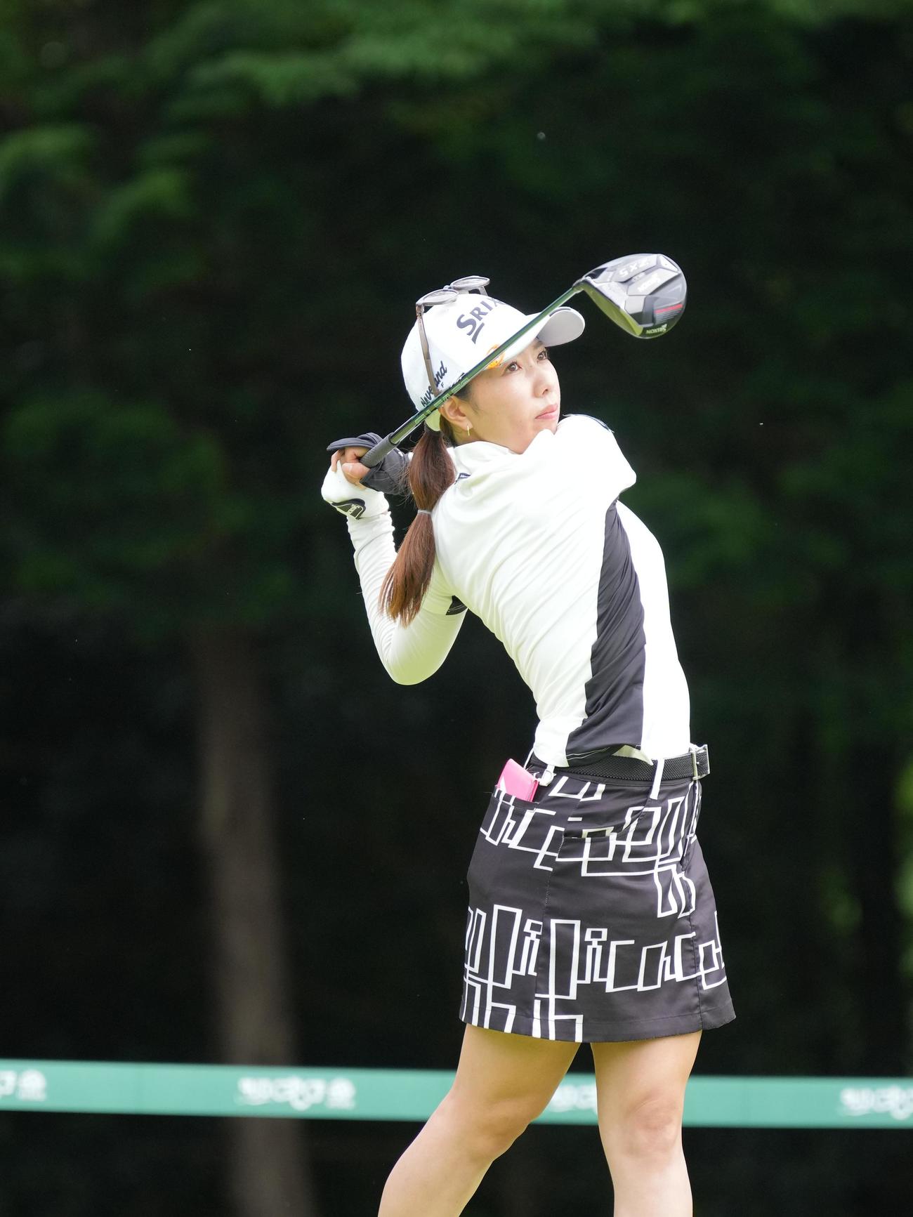 14番、ティーショットを放つ高野あ（撮影・小沢裕）