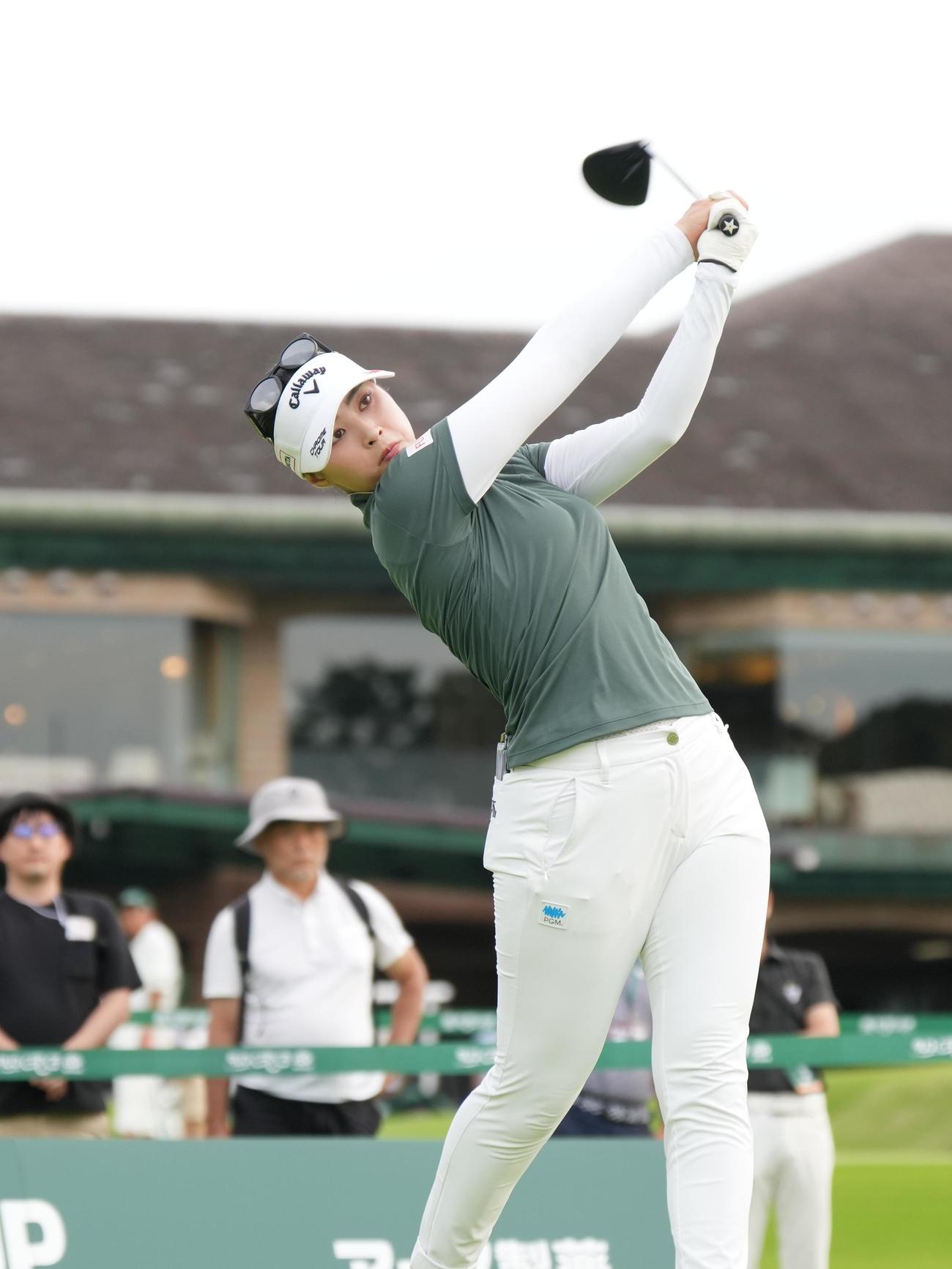 17番、ティーショットを放つ柏原（撮影・小沢裕）
