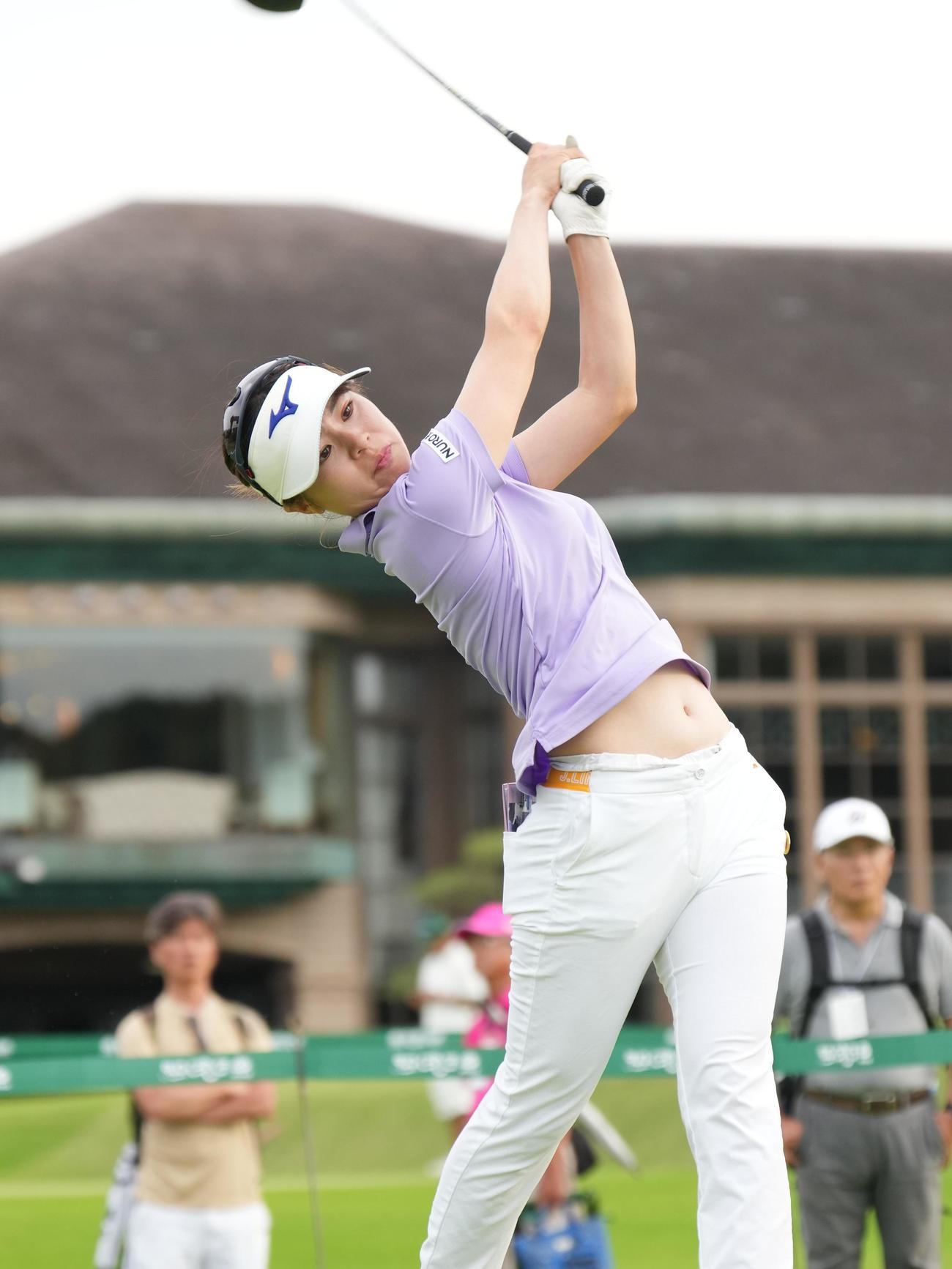 17番、ティーショットを放つ神谷和（撮影・小沢裕）
