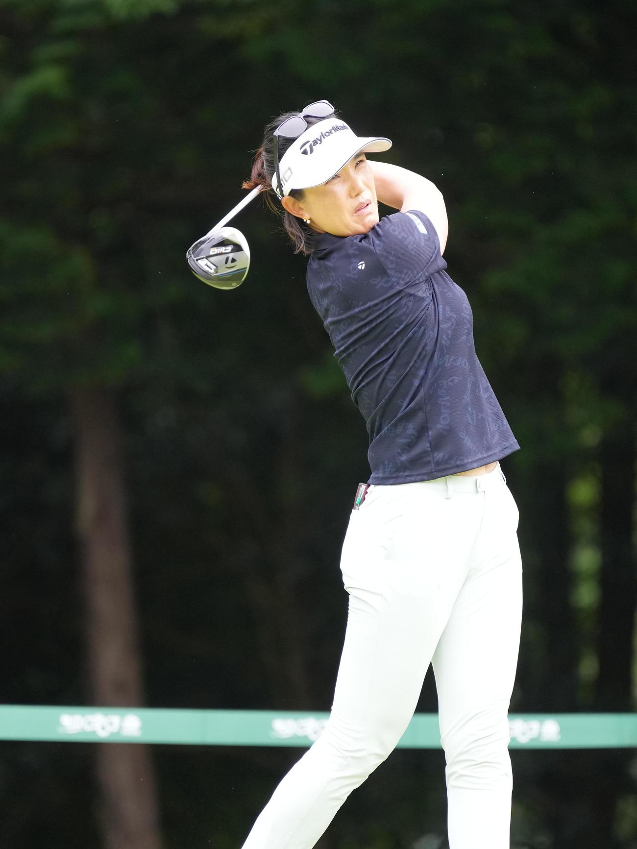 14番、ティーショットを放つ全美貞（撮影・小沢裕）