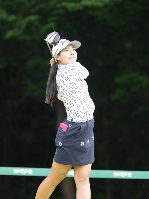 14番、ティーショットを放つ菅（撮影・小沢裕）