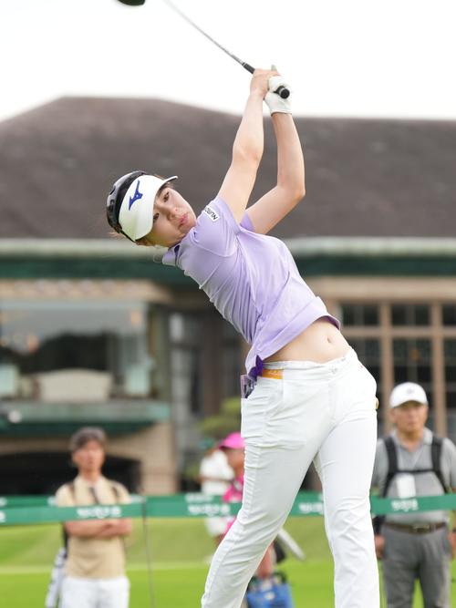 17番、ティーショットを放つ神谷和（撮影・小沢裕）