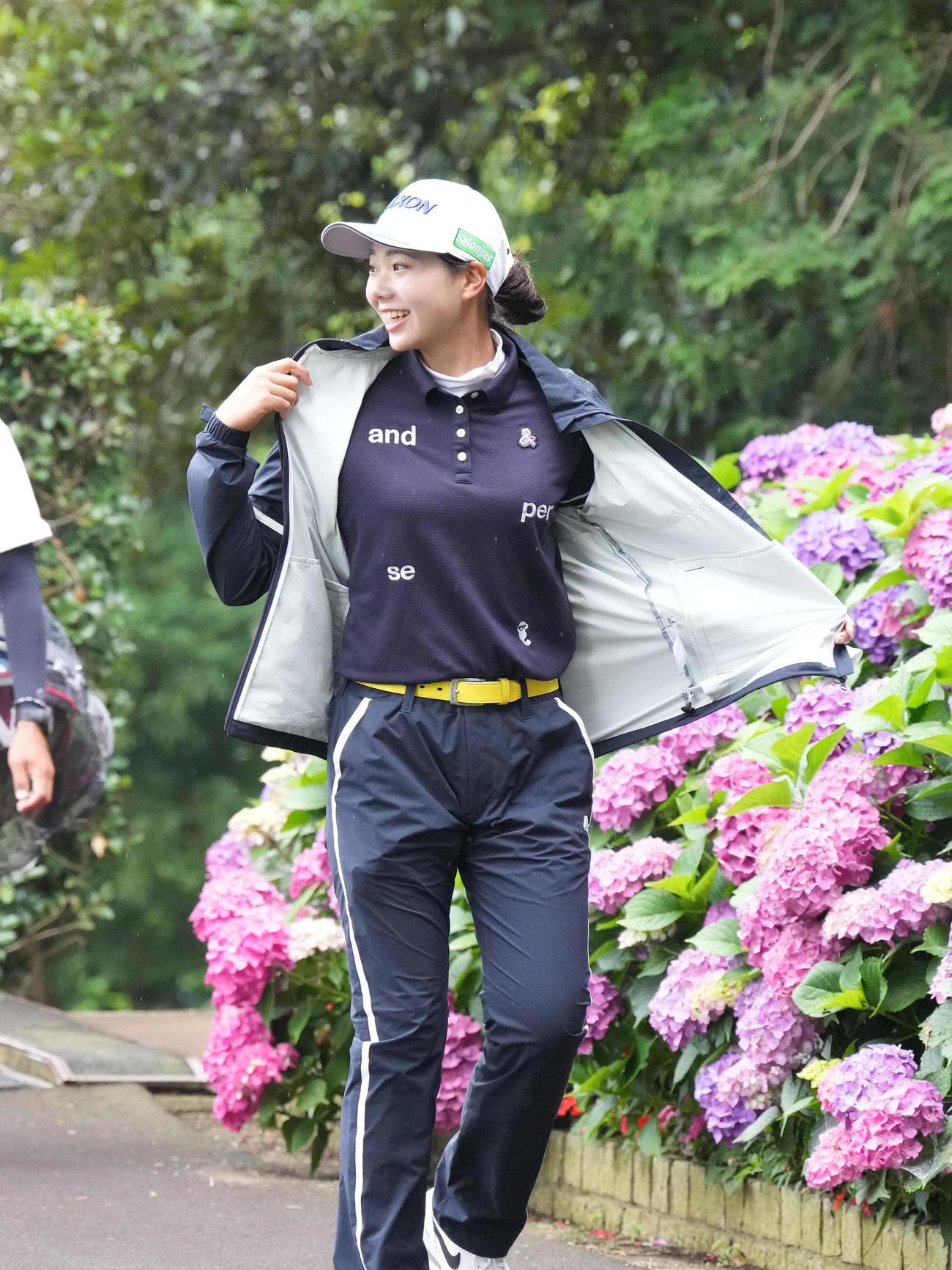 アースモンダミンカップ2日目、10番ティーへ移動する菅（撮影・小沢裕）