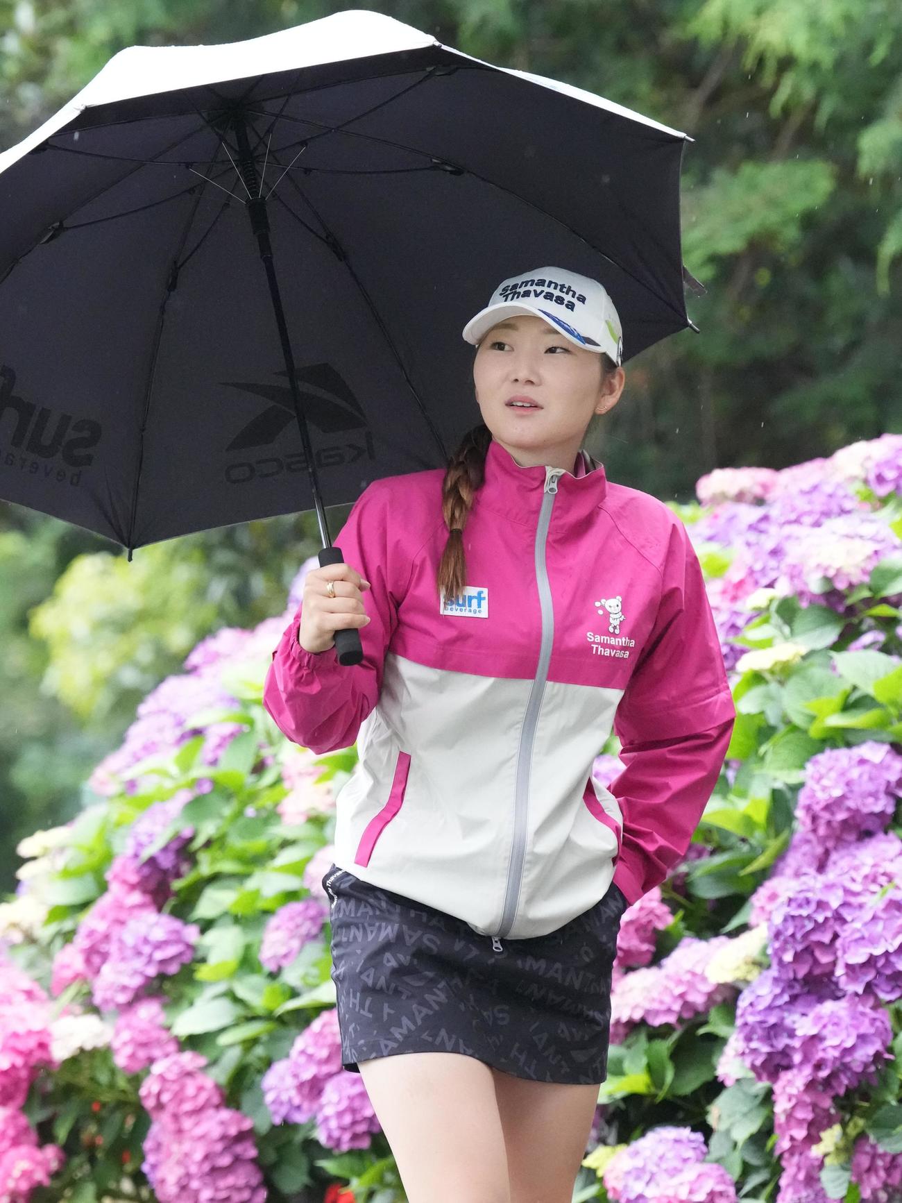 アースモンダミンカップ2日目、10番ティーへ移動する石井（撮影・小沢裕）