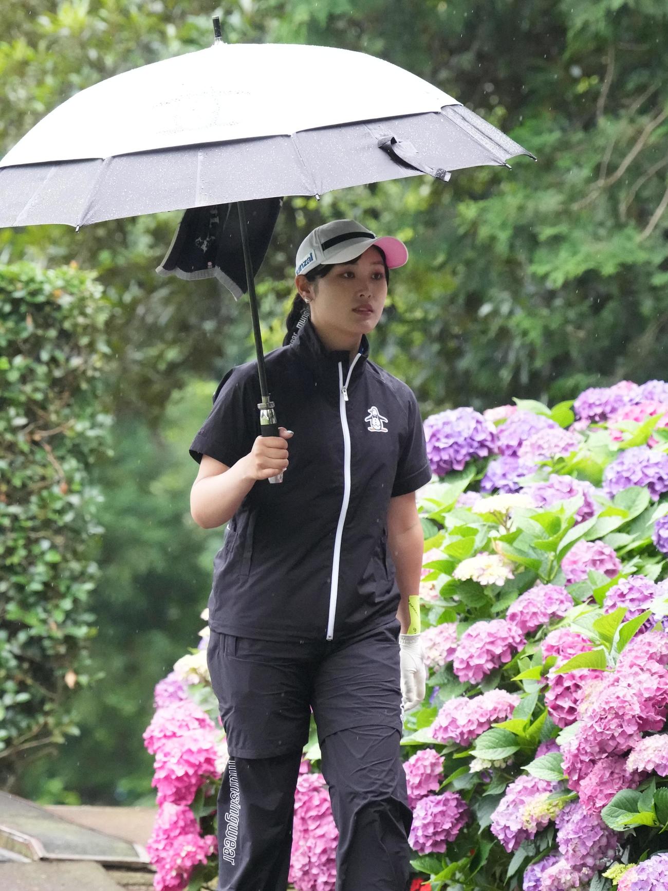 アースモンダミンカップ2日目、10番ティーへ移動する吉沢（撮影・小沢裕）