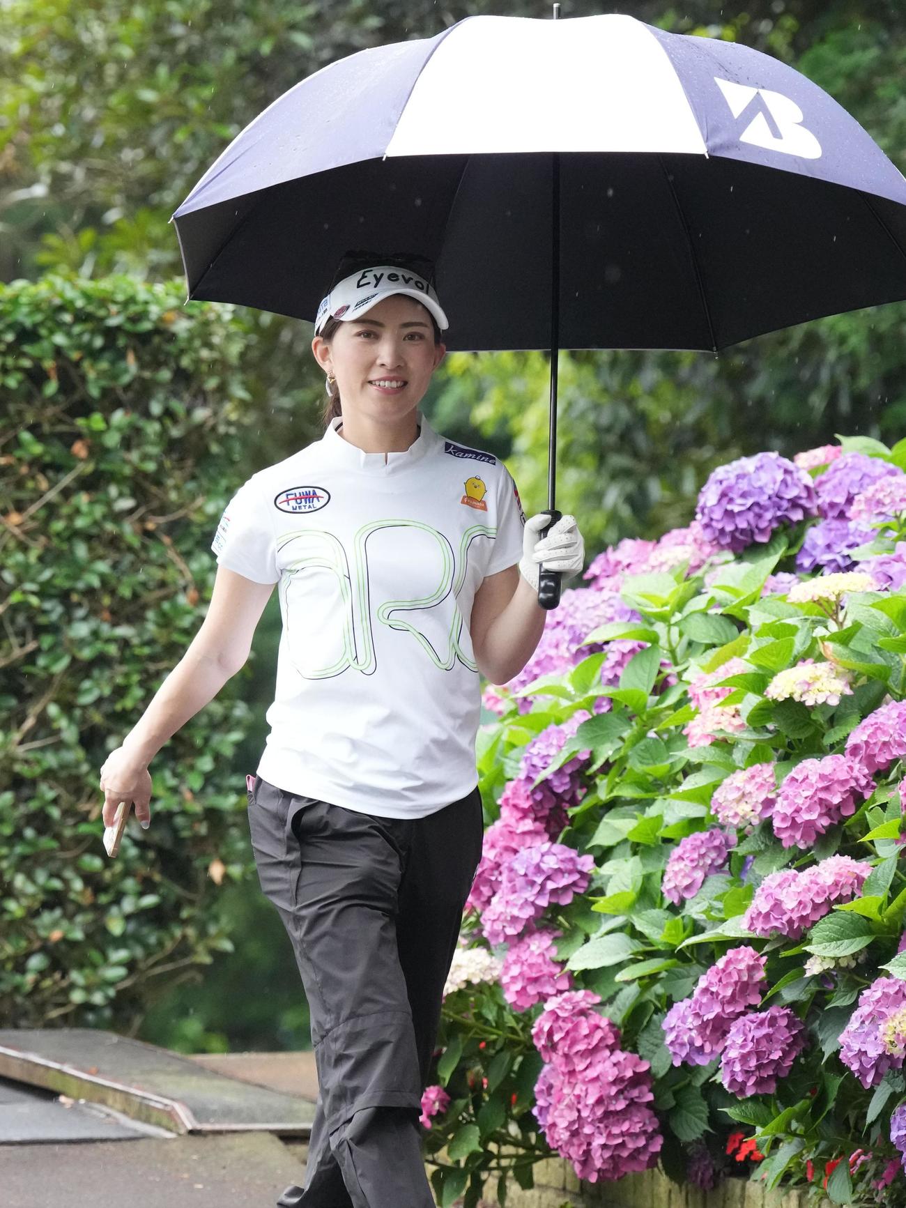 アースモンダミンカップ2日目、10番ティーへ移動する植手（撮影・小沢裕）