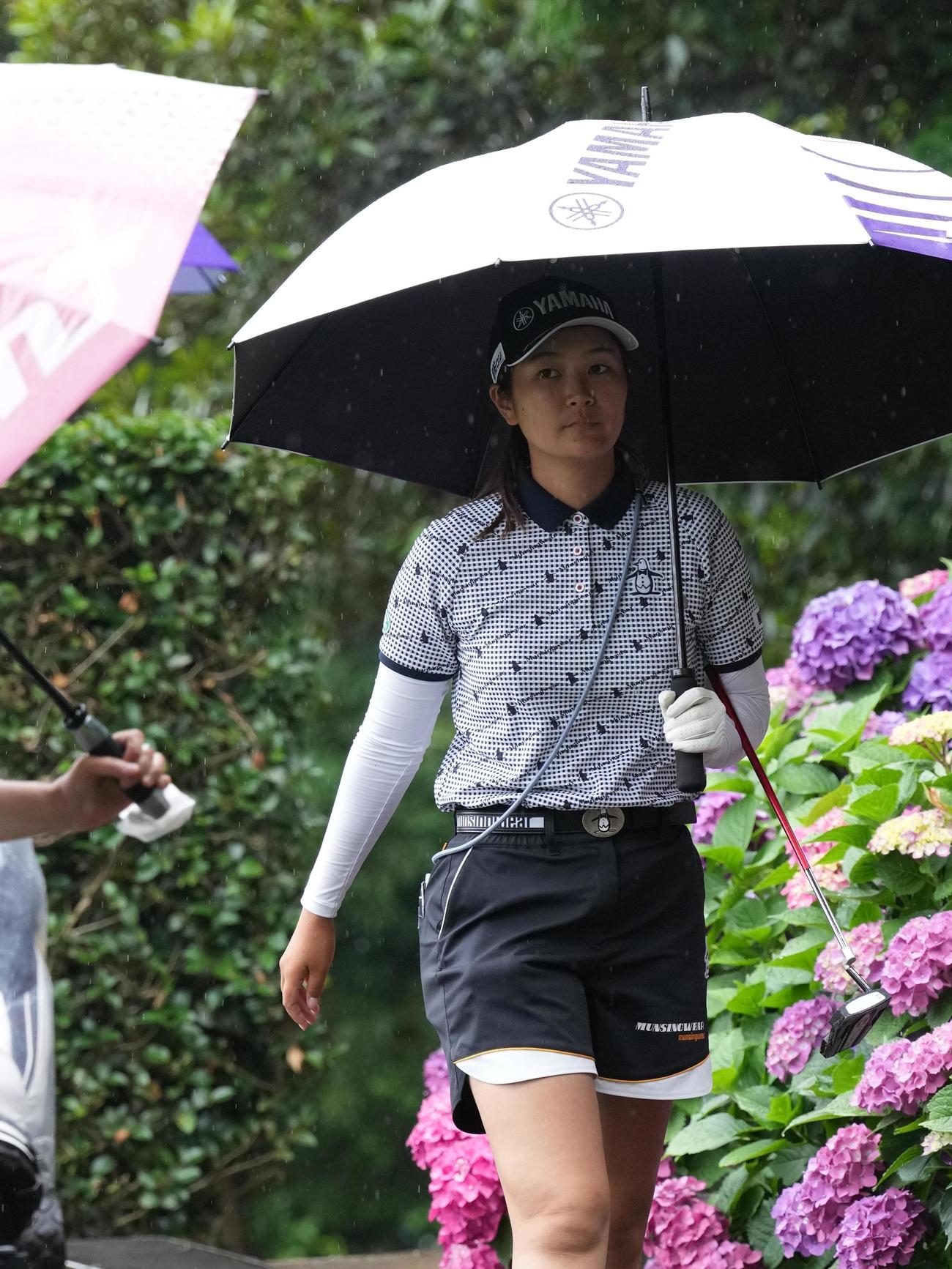 アースモンダミンカップ2日目、10番ティーへ移動する神谷そ（撮影・小沢裕）