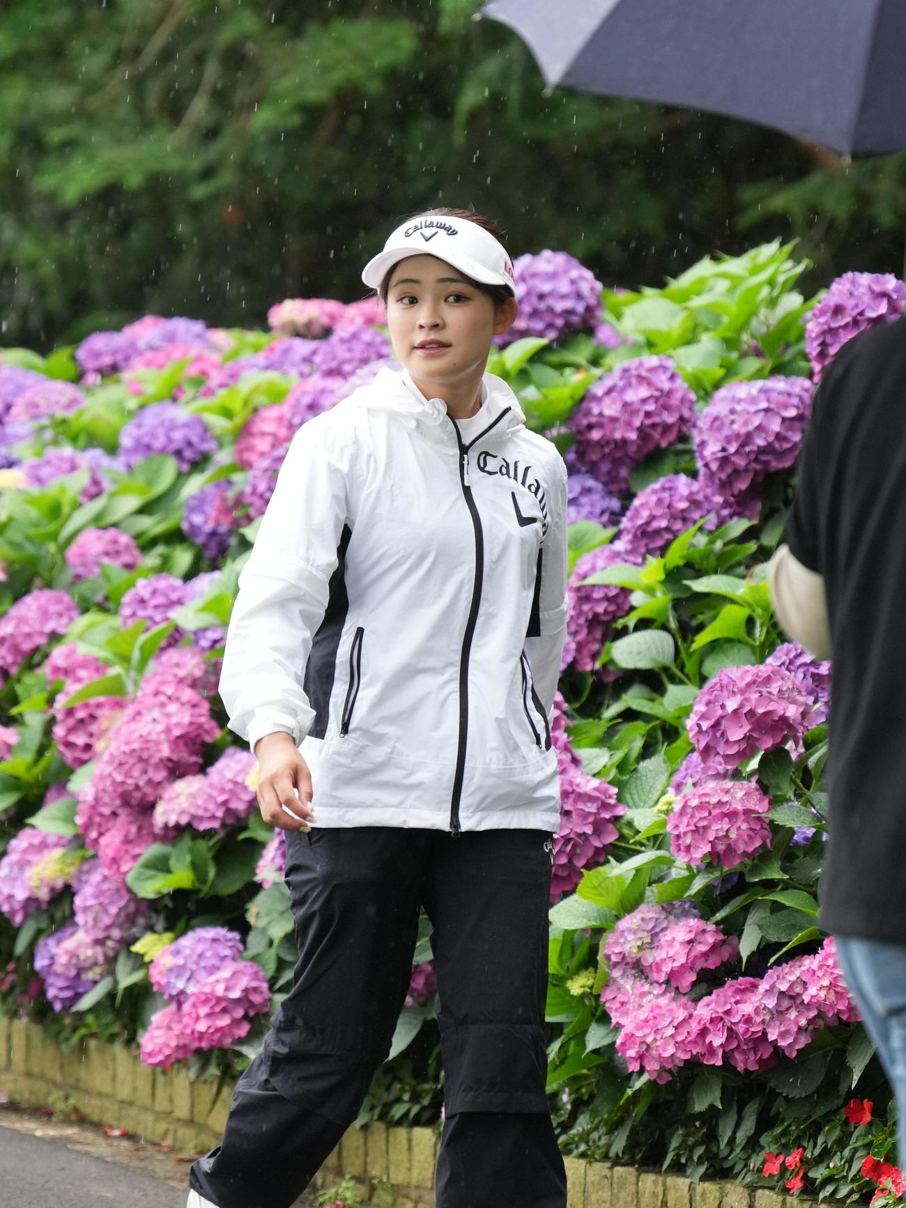 アースモンダミンカップ2日目、10番ティーへ移動する政田（撮影・小沢裕）