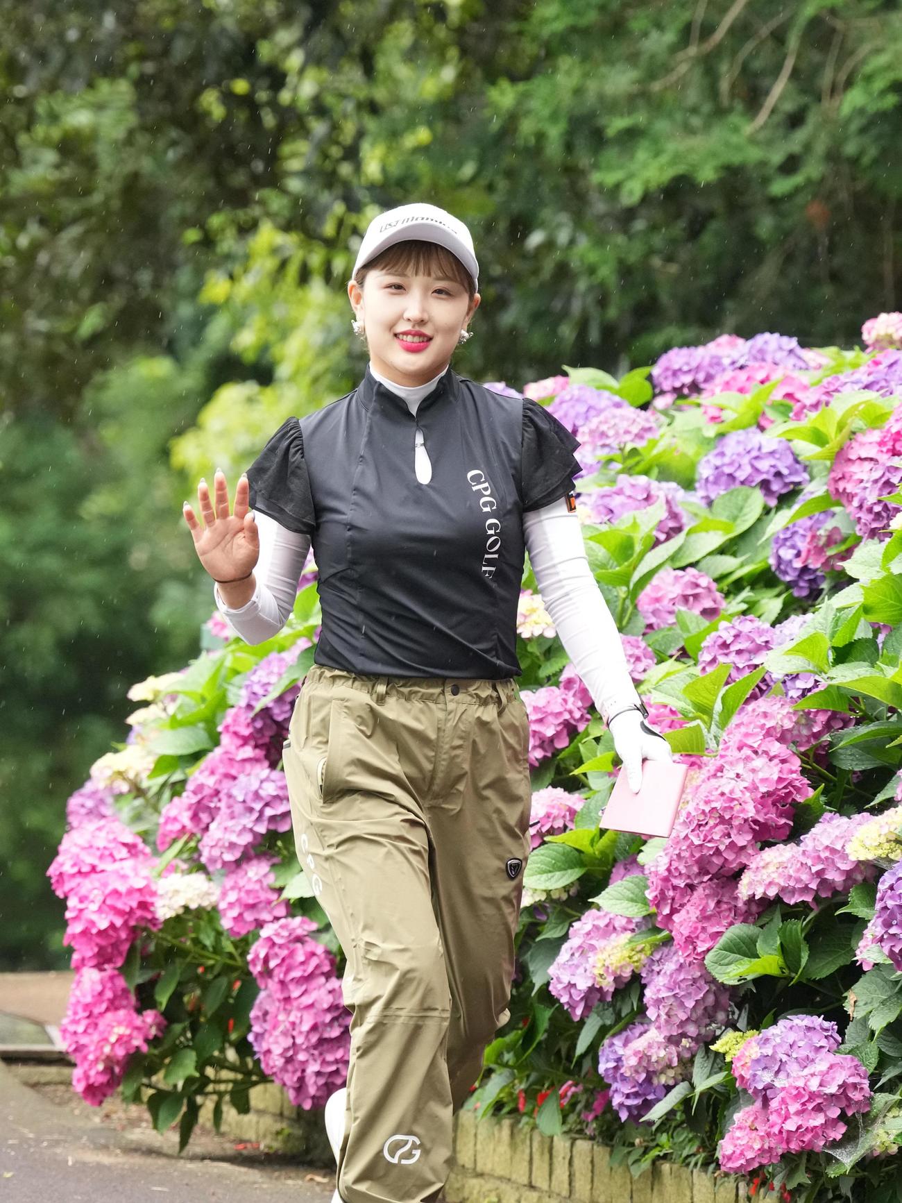 10番ティーへ移動するリ・ハナ（撮影・小沢裕）
