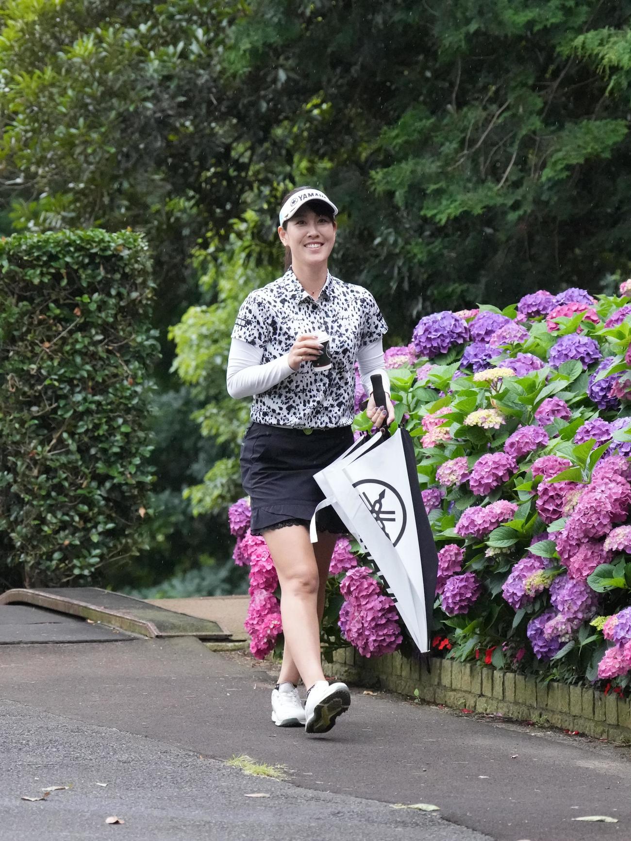 アースモンダミンカップ2日目、10番ティーへ移動する福田（撮影・小沢裕）